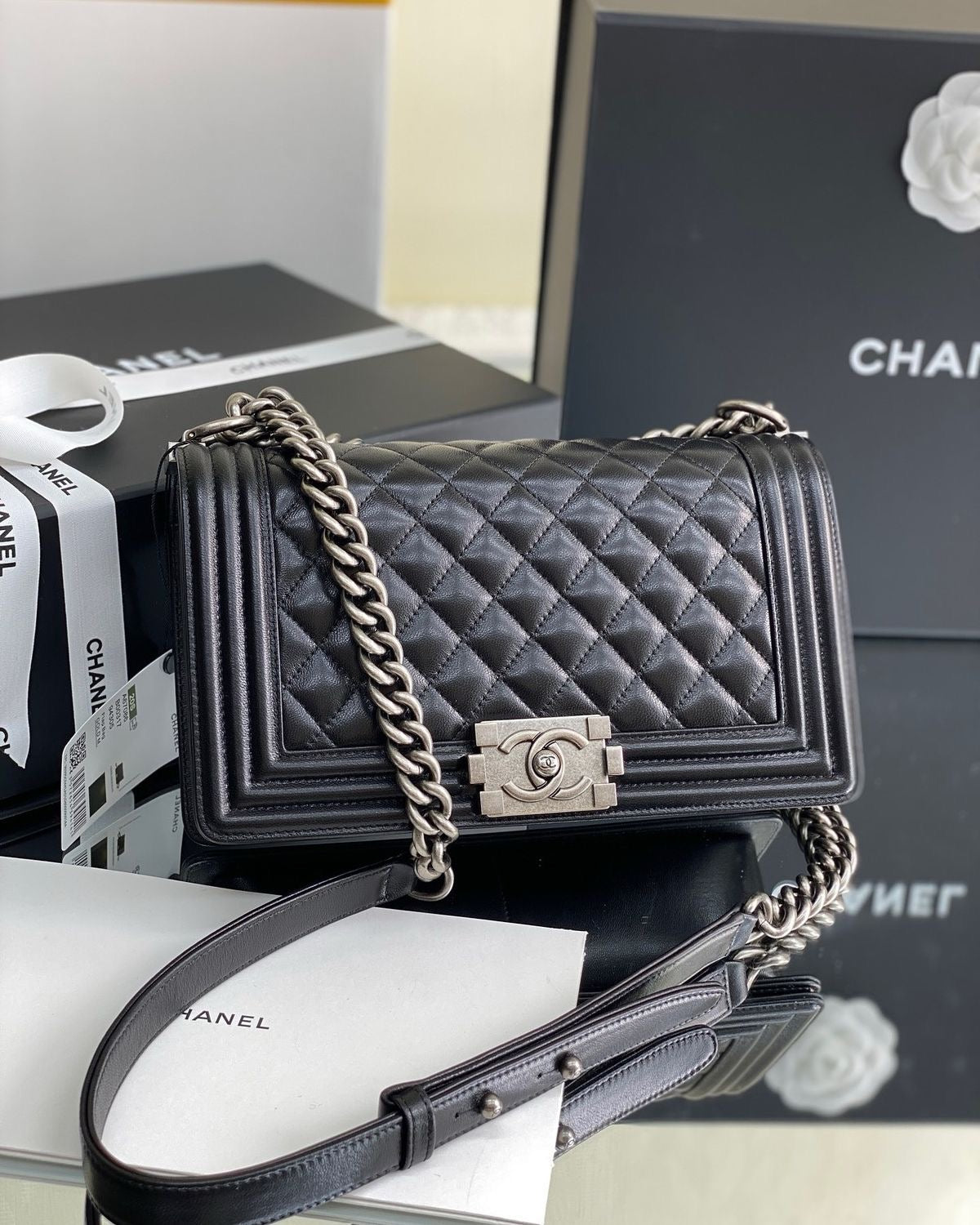 ボーイCHANEL ブラック ケース ノベルティ シルバー Chanel Medium Boy Bag Quilted Lambskin Old Medium Boy Bag – Luv