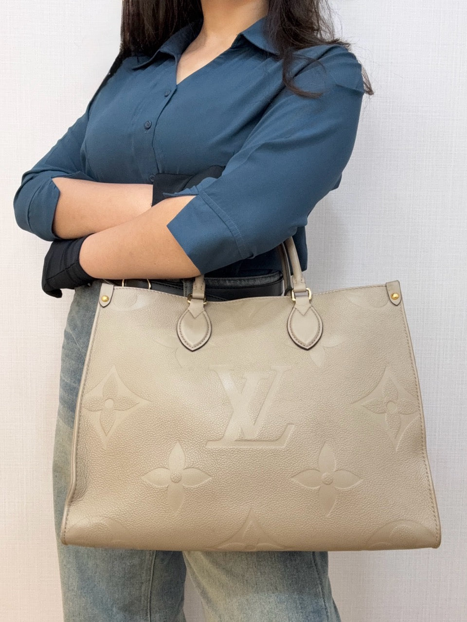 Louis Vuitton On The Go MM Tote Tourterelle Empreinte