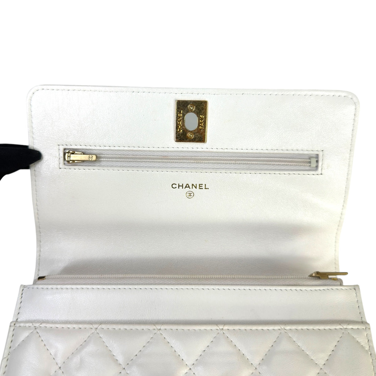 Channel Classic Wallet Grained Calfskin & Gold-Tone Metal Wallet
