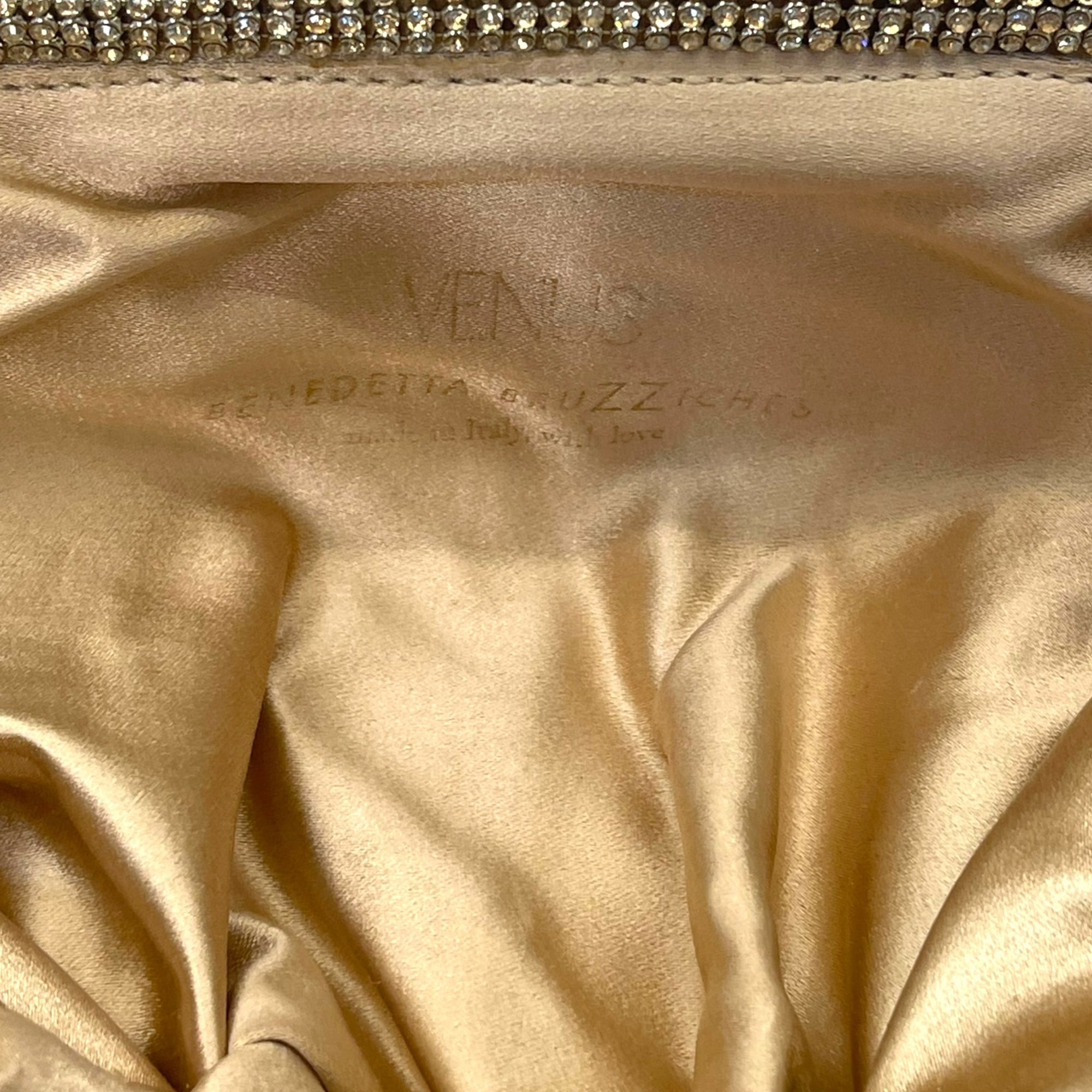 Benedetta Bruzziches VENUS LA PETITE – A Kiss In The Dark